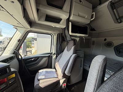 2027 Volvo VNL64T860