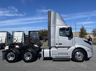 2025 Volvo VNL64T300