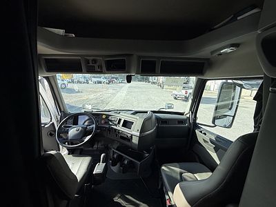 2019 Volvo VNL64T740