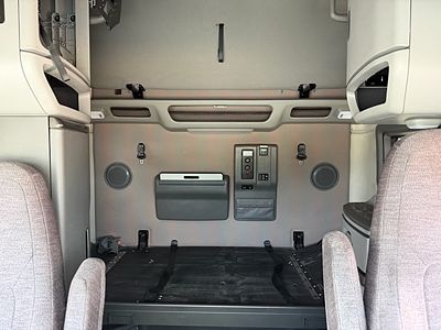 2021 Volvo VNR64T760