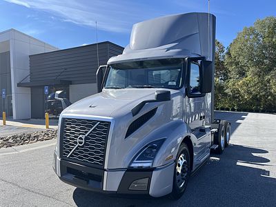 2025 Volvo VNL64T300