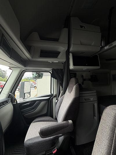2027 Volvo VNL64T860