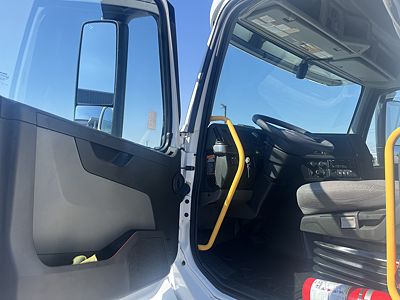2023 Volvo VNL64T740