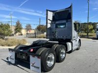 2025 Volvo VNL64T300
