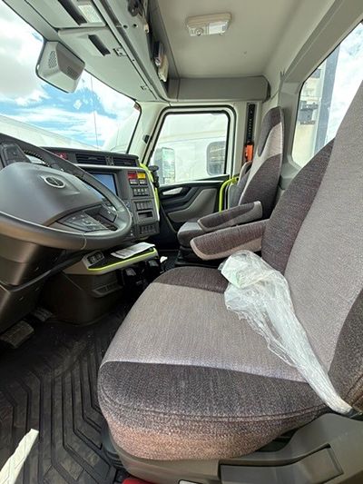 2025 Volvo VNL64T