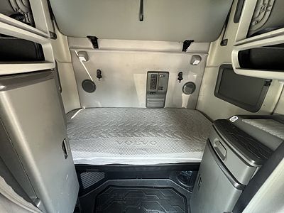 2023 Volvo VNL64T760