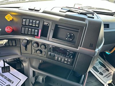 2024 Volvo VNL64T860