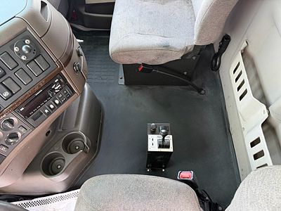 2017 Volvo VNM64T200