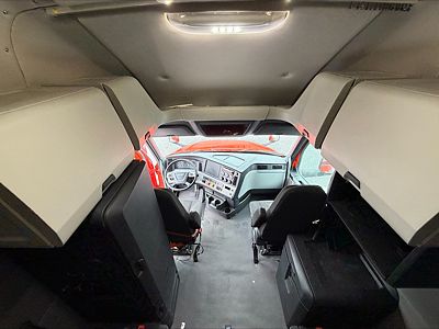 2020 Freightliner CASCADIA 126
