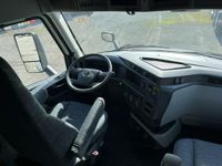 2025 Volvo VNL64T660