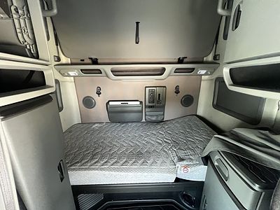 2021 Volvo VNL64T760