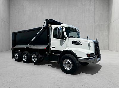 2025 Volvo VHD84B300