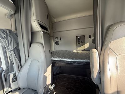 2019 Volvo VNL64T740