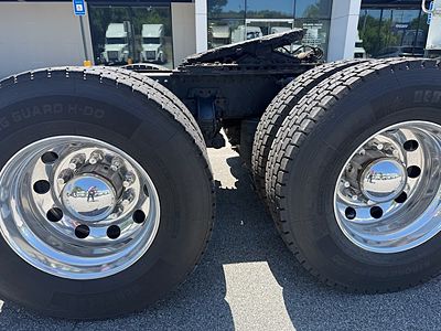 2022 Volvo VNL64T300