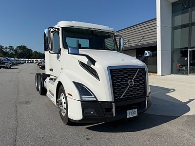 2022 Volvo VNL64T300
