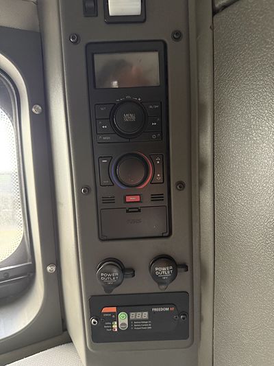 2022 Volvo VNL64T760