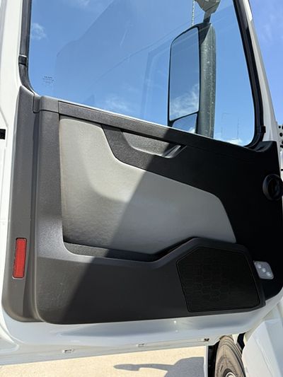 2022 Volvo VNL64T740