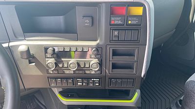 2025 Volvo VNL64T660