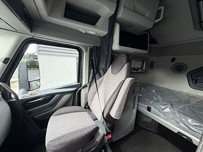 2027 Volvo VNL64T860