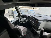 2025 Volvo VNL64T660