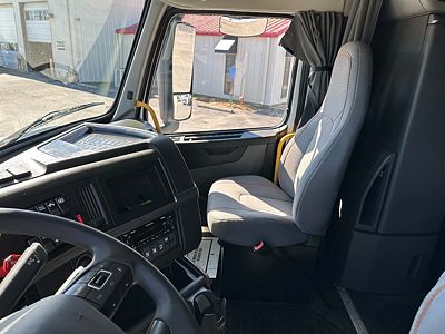2023 Volvo VNL64T740