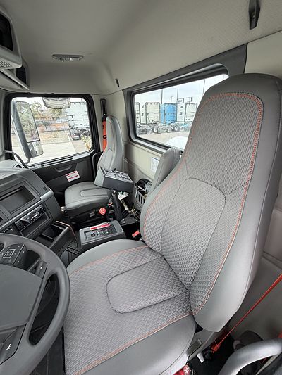 2025 Volvo VHD64F300