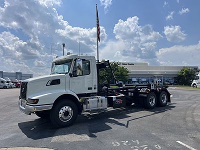 2025 Volvo VHD64B300
