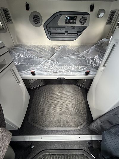 2027 Volvo VNL64T860
