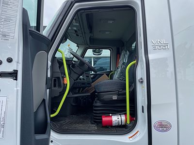 2025 Volvo VNL64T300