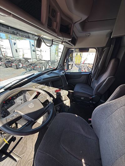 2022 Volvo VNL64T860