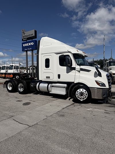 2020 Freightliner CASCADIA 126