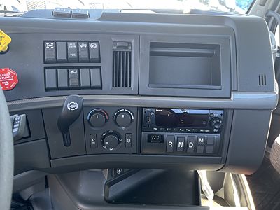 2025 Volvo VNL64T300