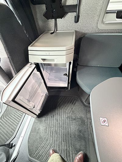 2027 Volvo VNL64T860