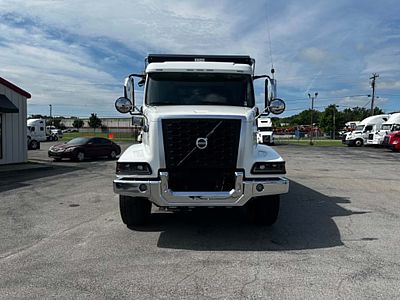 2025 Volvo VHD84B300
