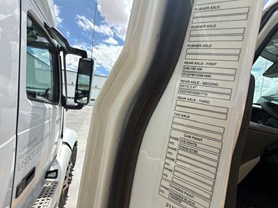 2025 Volvo VNL64T