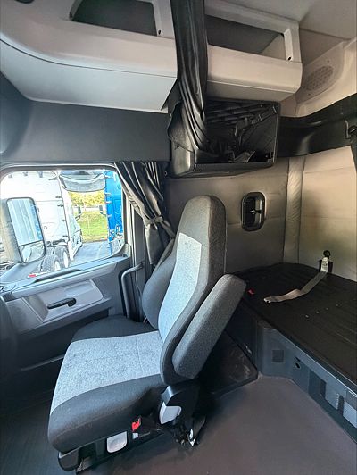 2019 Freightliner CASCADIA 126