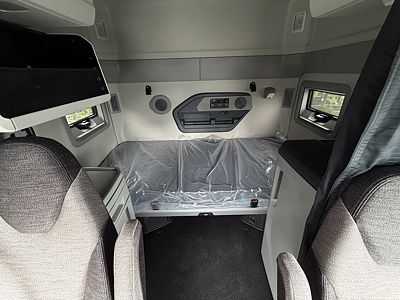 2027 Volvo VNL64T840