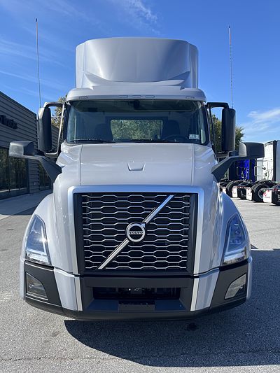 2025 Volvo VNL64T300