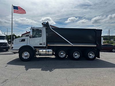 2025 Volvo VHD84B300