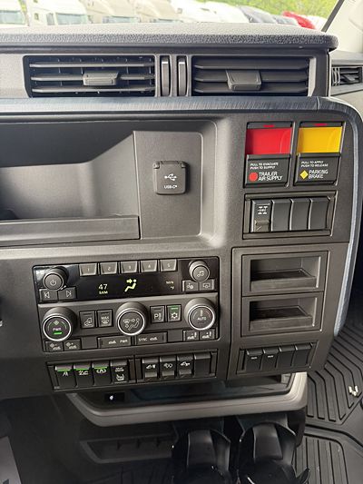 2027 Volvo VNL64T860