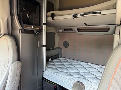 2023 Volvo VNL64T860