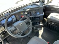 2025 Volvo VNL64T300