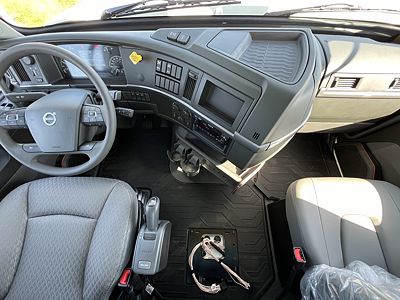 2025 Volvo VHD64B300