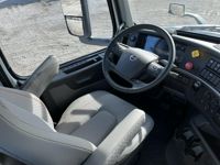 2025 Volvo VNL64T300