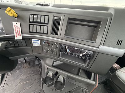 2025 Volvo VHD64F300