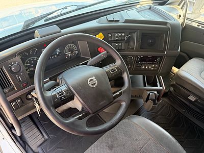 2023 Volvo VNL64T760