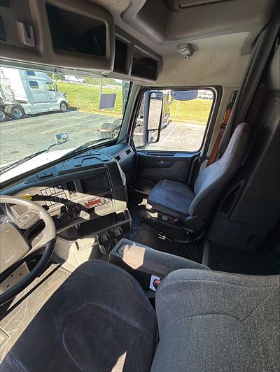2020 Volvo VNL64T760