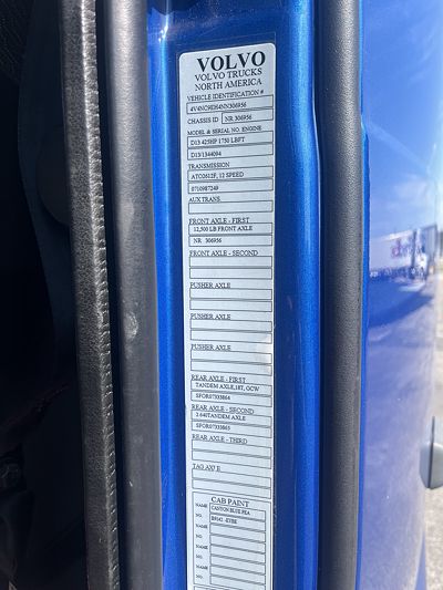 2022 Volvo VNL64T760