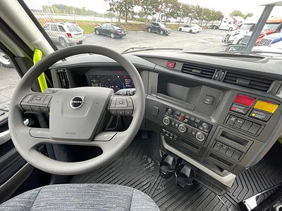 2025 Volvo VNL64T300
