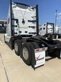 2025 Volvo VNL64T840